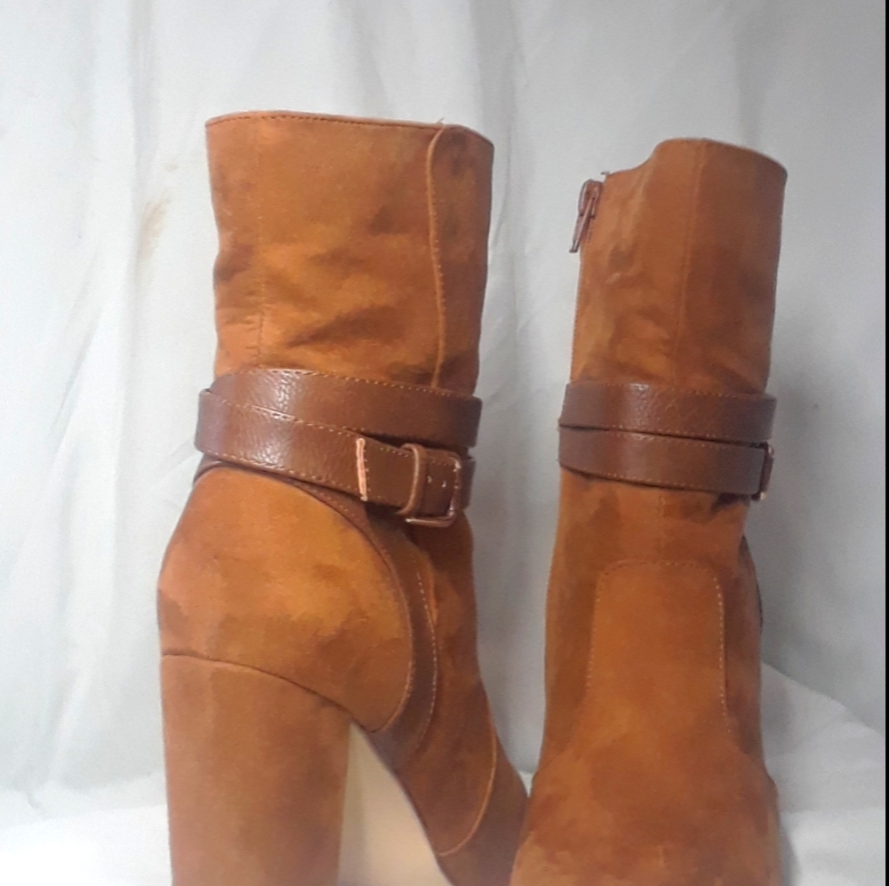 Shoes - Picture 3 of 8